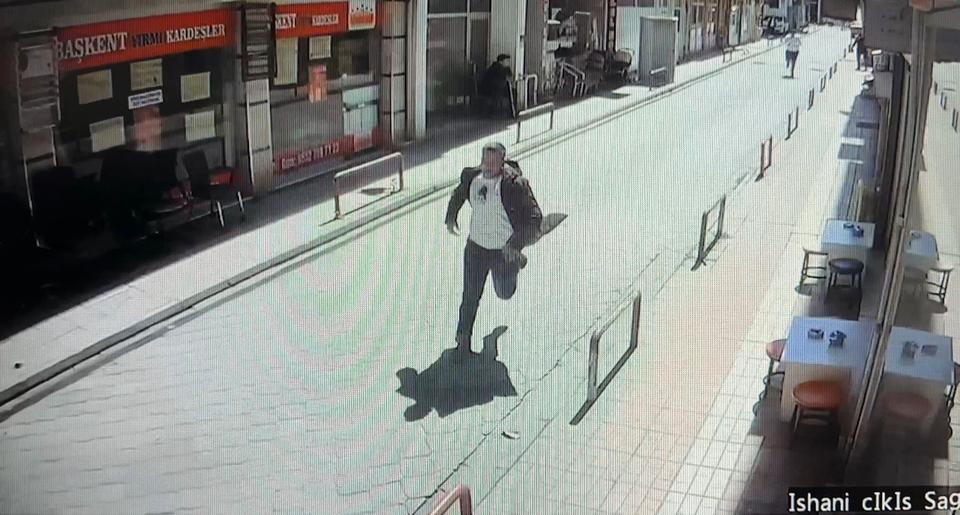 ABLASINI KAÇIRAN GENCİ GÖĞSÜNDEN VURARAK ÖLDÜRDÜ: DEHŞET ANLARI KAMERADA 16 YAŞINDAKİ ÇOCUĞUN TABANCA İLE VURDUĞU KİŞİYİ CADDEDE KOVALAMASI, YARALANAN GENCİN KİTAPÇIYA SIĞINMASI VE YERE YIĞILMASI GÜVENLİK KAMERASINA YANSIDI