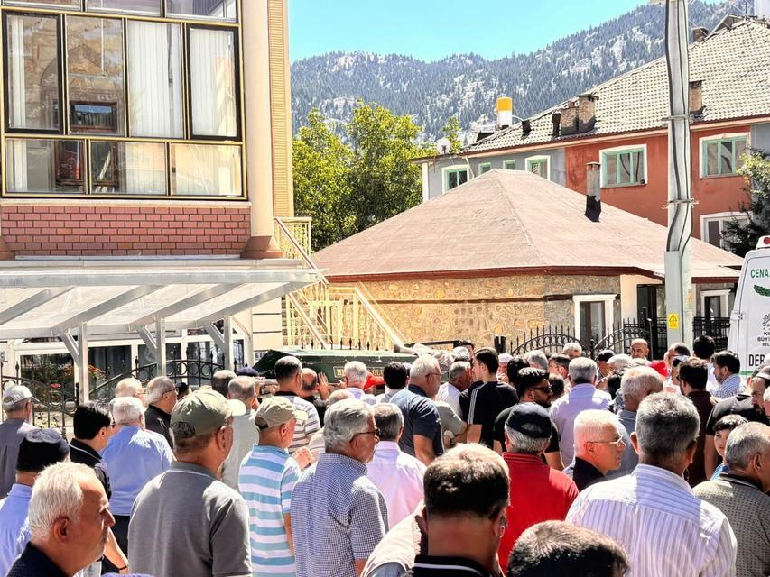 Kaskına arı giren motosikletlinin çarptığı yayaya hayatını kaybetti