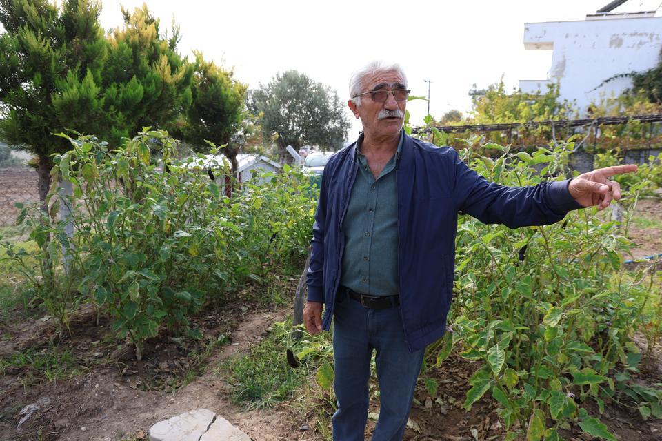 KEÇİLERİ İLE TATİL YAPIYOR