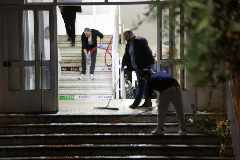 SALDIRININ YAŞANDIĞI OKULDA İZLER SİLİNİYOR KAHRAMANMARAŞ'TA 1'İ ÖĞRETMEN 9 KİŞİNİN ÖLDÜĞÜ, 13 KİŞİNİN YARALANDIĞI OKULDA GÖREVLİLER TEMİZLİK ÇALIŞMASI BAŞLATTI