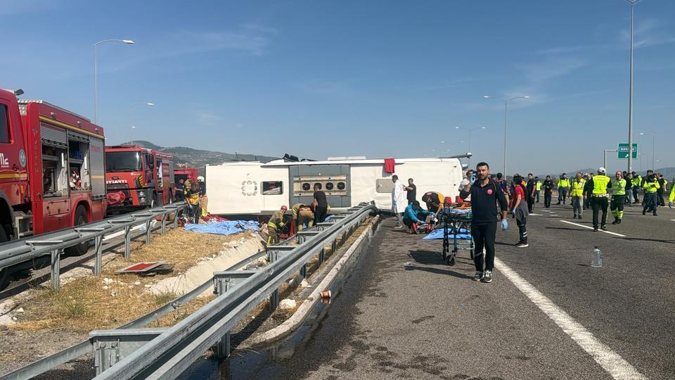 MANİSA'DA KATLİAM GİBİ KAZA İZMİR - İSTANBUL OTOYOLUNDA TIR İLE OTOBÜS ÇARPIŞTI: 11 ÖLÜ