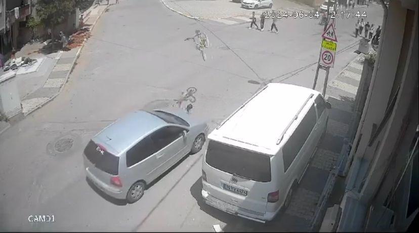 Otomobil bisikletli çocuğa çarptı