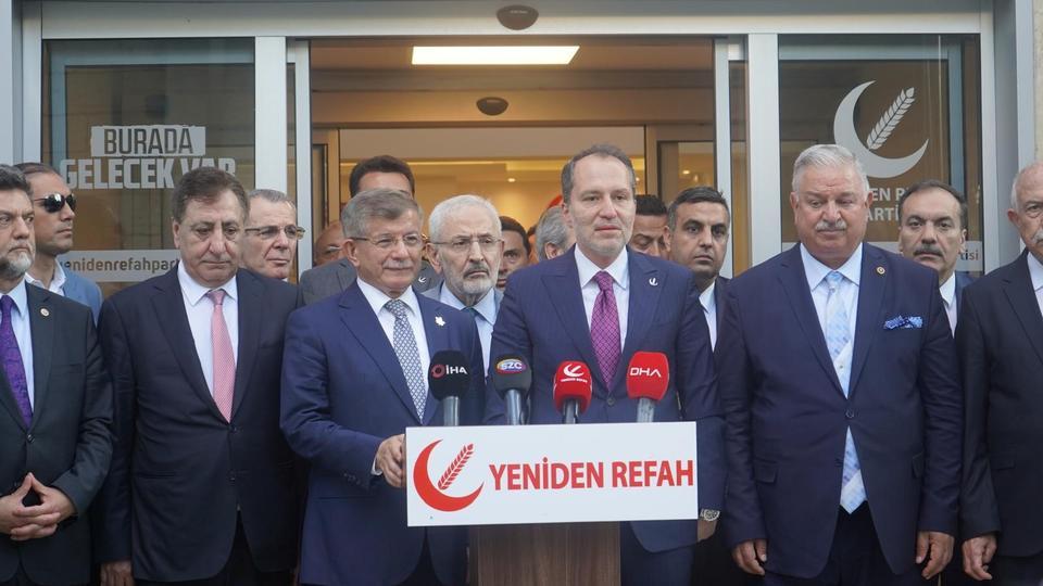 Yeniden Refah Partisi Genel Başkanı Erbakan ile Gelecek Partisi Genel Başkanı Davutoğlu bir araya geldi