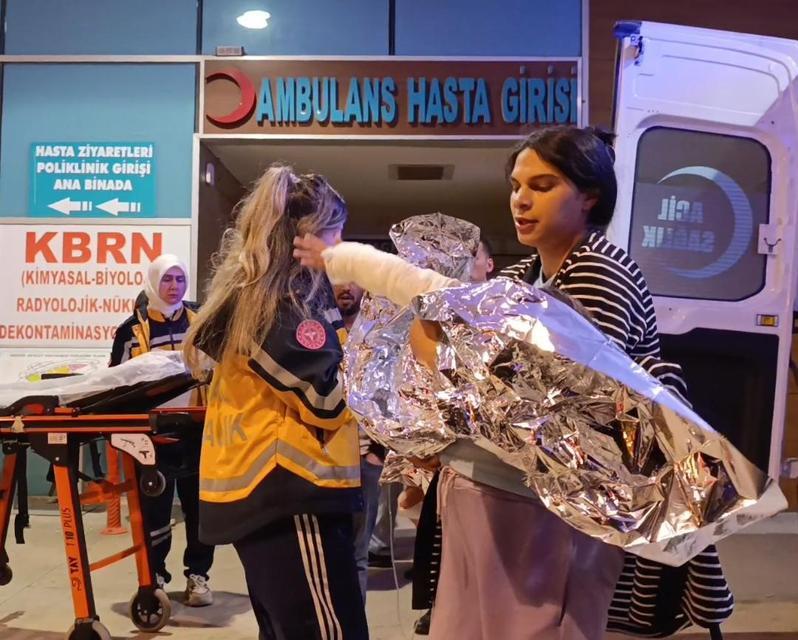 2 yaşındaki çocuk kaynar su dolu kovaya düştü