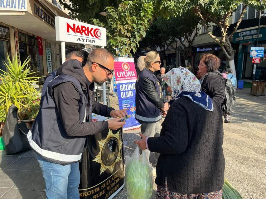 Aydın'da polis ekipleri vatandaşları bilgilendirdi