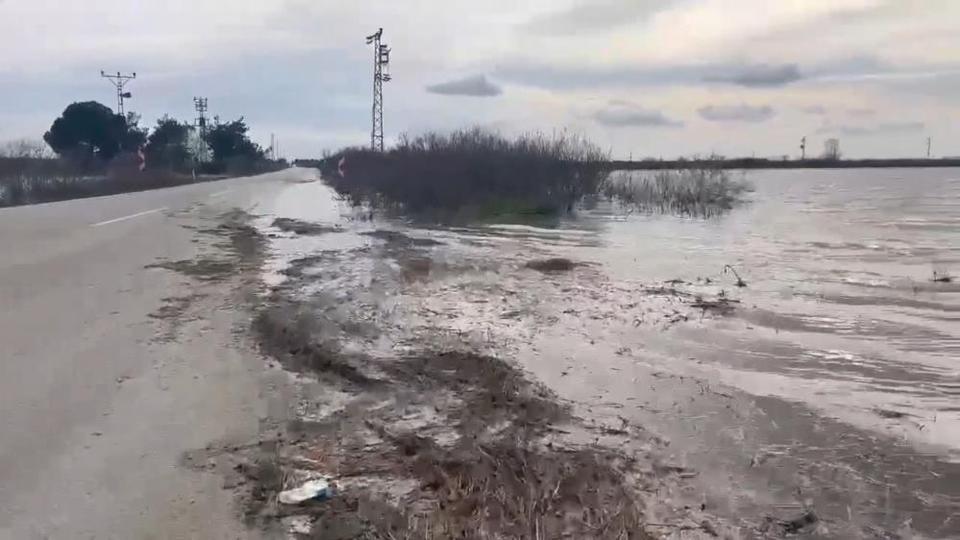 Karayolu sular altında kaldı