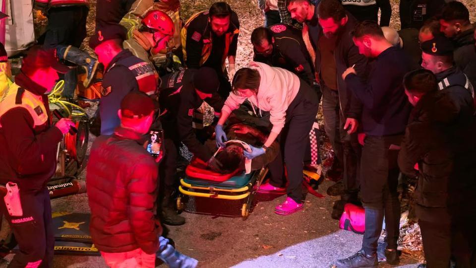 Tır devrildi: Sürücü dorsenin altında kalarak can verdi