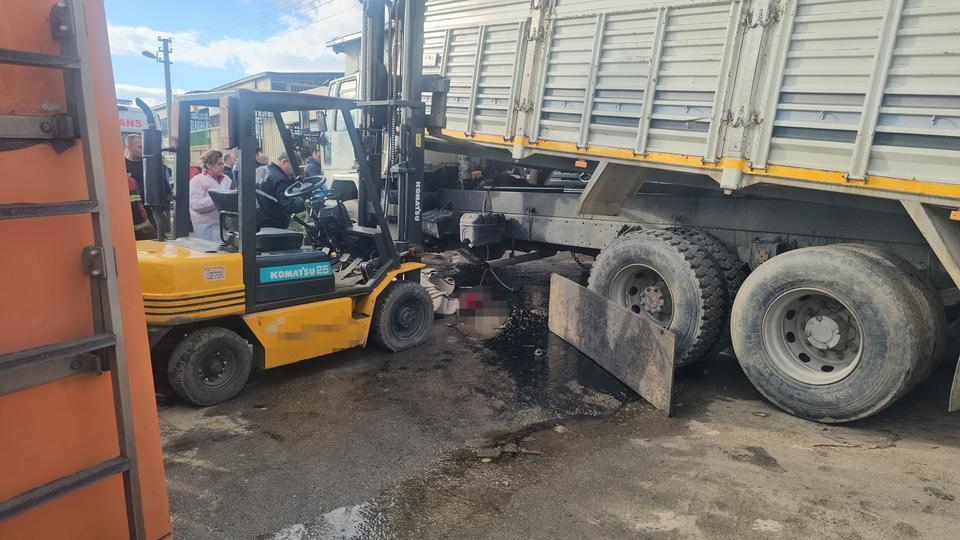 TAMİR ETTİKLERİ KAMYONUN KASASI ÜZERLERİNE DÜŞTÜ: 2 ÖLÜ, 1 YARALI OĞLUNU KURTARAN ADAMA HAYATINI KAYBETTİ