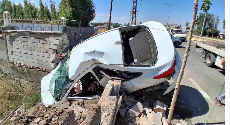 Feci kazada 1'i çocuk 4 kişi yaralandı