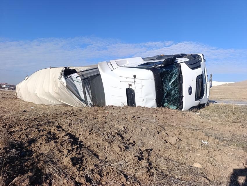 Kalorifer peteği yüklü tır devrildi, 1 kişi yaralandı