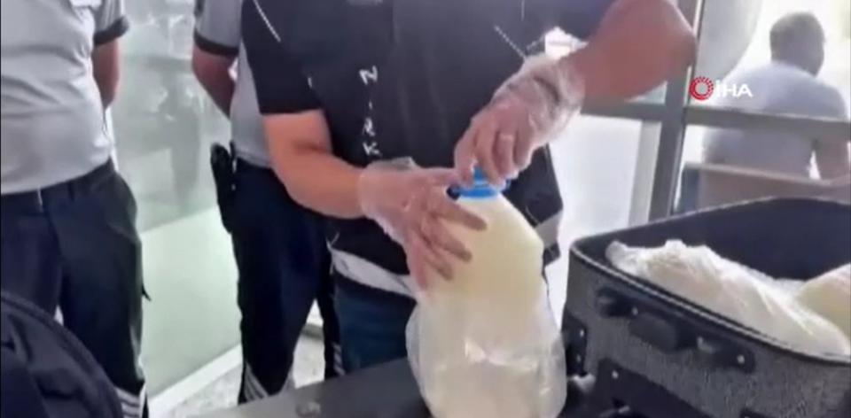 Süt şişesi içinde uyuşturucu gele geçirildi