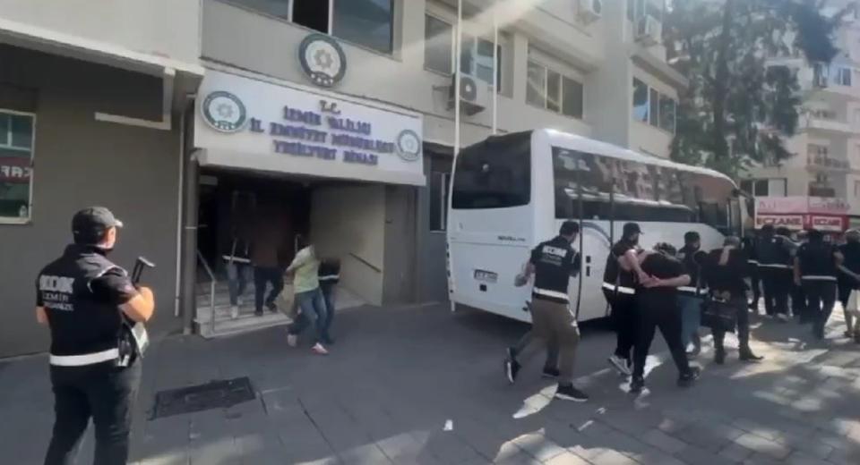 İzmir'de silahlı suç örgütüne operasyon: 17 tutuklama