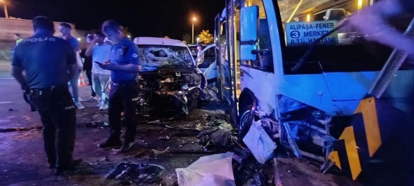 RİZE'DE MİNİBÜS İLE HAFİF TİCARİ ARAÇ ÇARPIŞTI: 10 YARALI