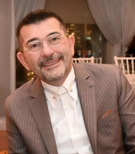 Profesör evinde ölü bulundu