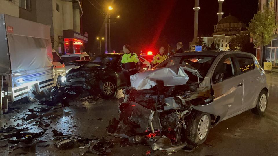 Üç araca vurup yoluna devam etti