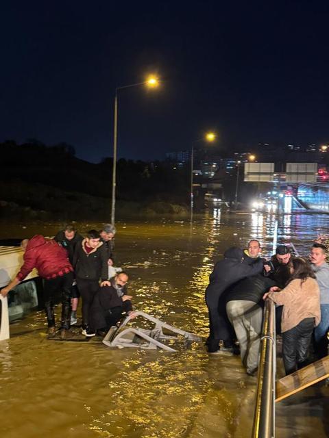 Aydın'da sele kapılan minibüste 20 kişi mahsur kaldı