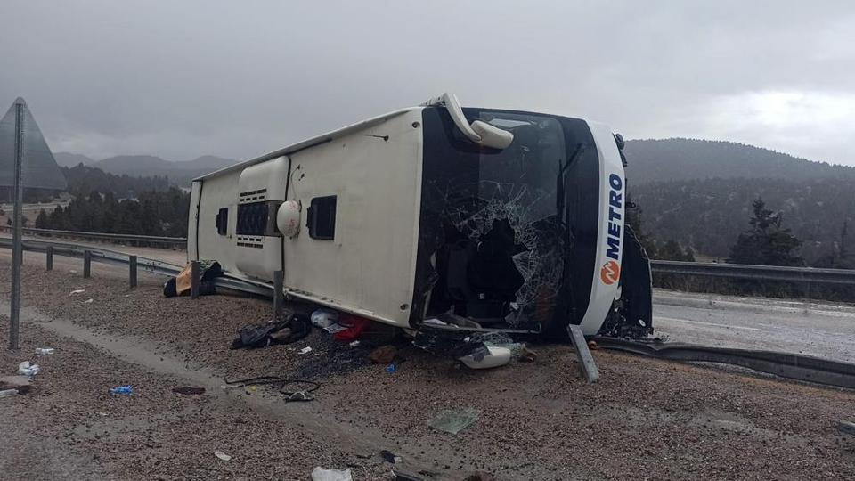 Yolcu otobüsü devrildi: 15 yaralı