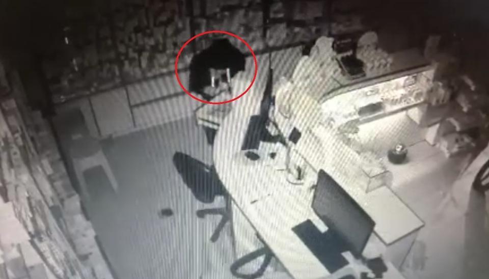 CEZAEVİNDEN FİRAR ETTİ, ECZANEDEN İLAÇ VE PARA ÇALINCA YAKALANDI HIRSIZLIK SUÇUNDAN 7 YIL 10 AY 29 GÜN KESİNLEŞMİŞ HAPİS CEZASIYLA ARANDIĞI ÖĞRENİLEN ŞÜPHELİ, TEKRAR CEZAEVİNE GÖNDERİLDİ HIRSIZLIK ANI GÜVENLİK KAMERASINA YANSIMIŞTI