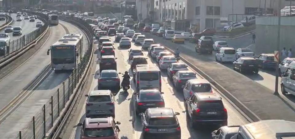 Üst geçitten atlamaya çalıştı, trafik durdu