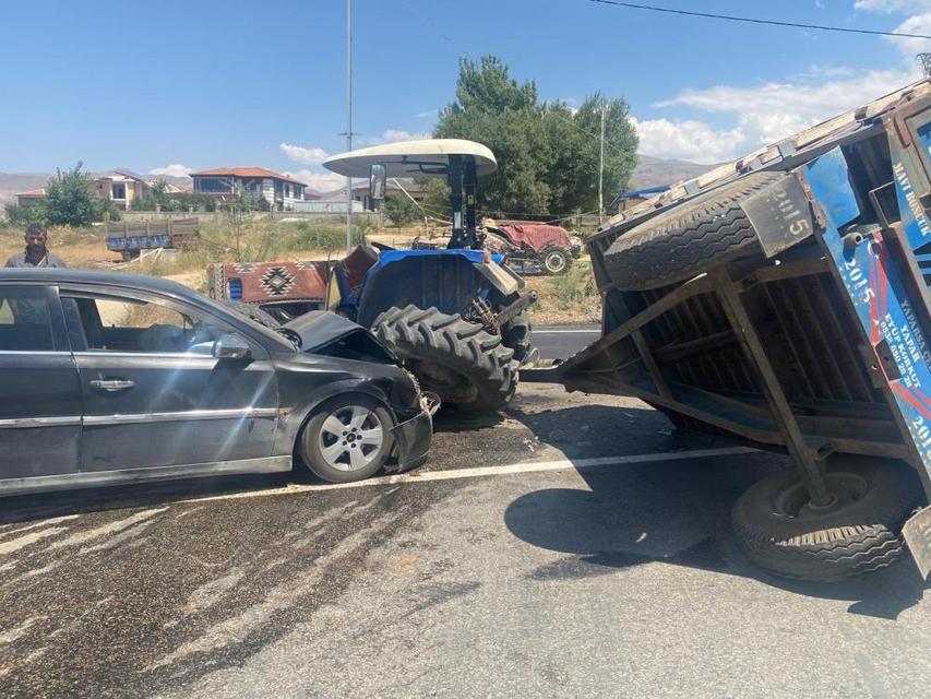 Otomobil, traktör römorkuna çarptı: 2 yaralı