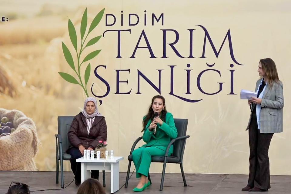 DİDİM TARIM ŞENLİĞİ'NDE 3'ÜNCÜ GÜN GERİDE KALDI TARIMIN EMEKÇİ KADINLARI TRAKTÖRLERİYLE DİDİM'DE BULUŞTU