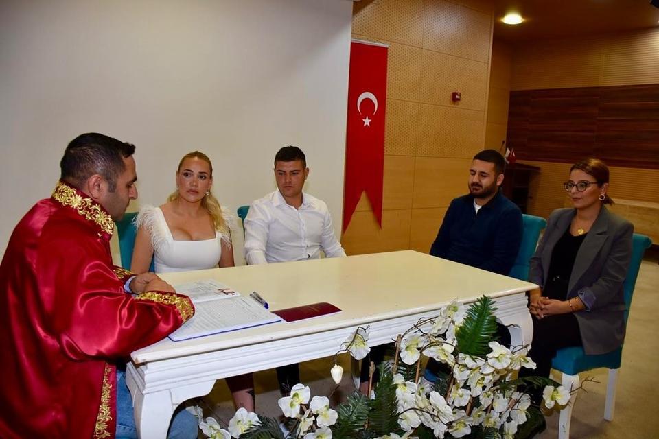 GERMENCİK'E İSVEÇLİ GELİN