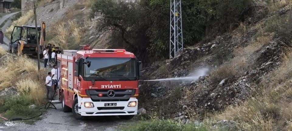 Mahalle girişinde korkutan yangın