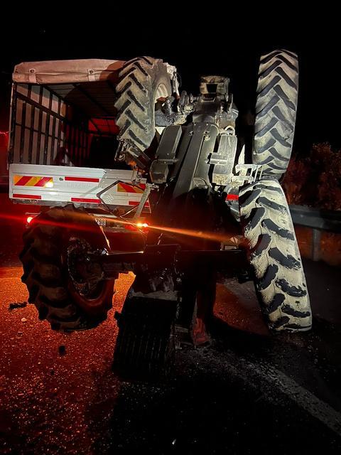 Traktör ve kamyonet çarpıştı: Yaralılar var
