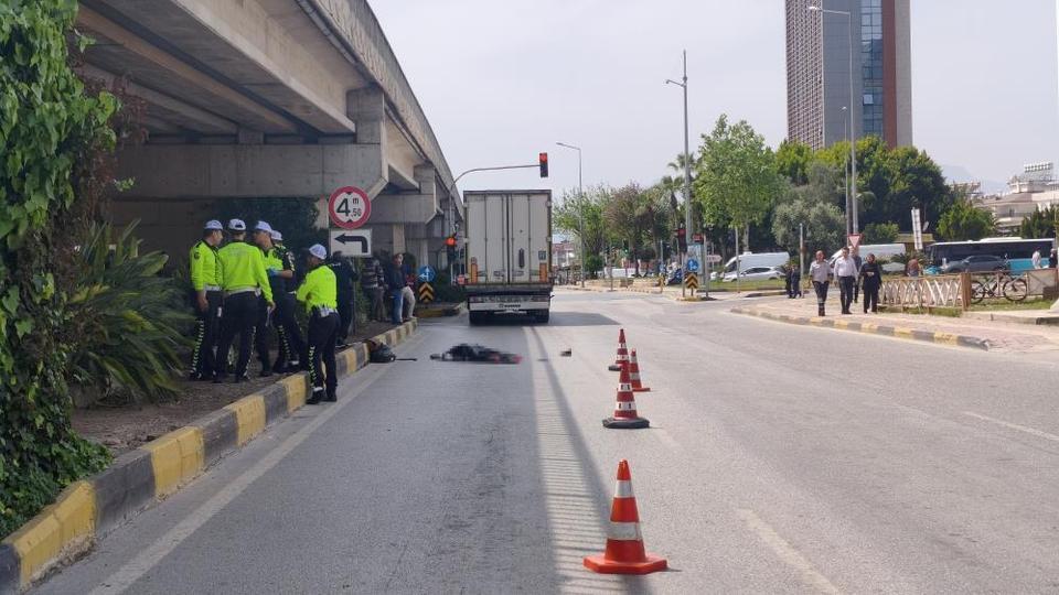 Mendil sattığı ışıkta tırın altında kalan yaşlı kadın öldü