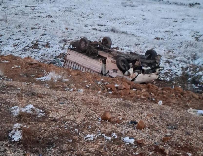 Kamyonet şarampole devrildi: 4 yaralı