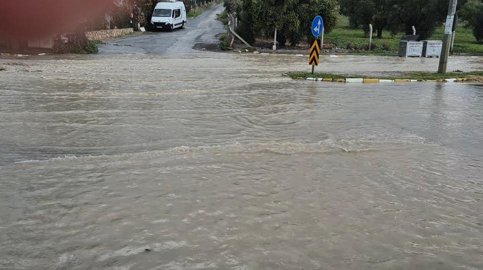 KUŞADASI 30 DAKİKADA YAĞIŞA TESLİM OLDU, ARAÇLAR SELE KAPILDI