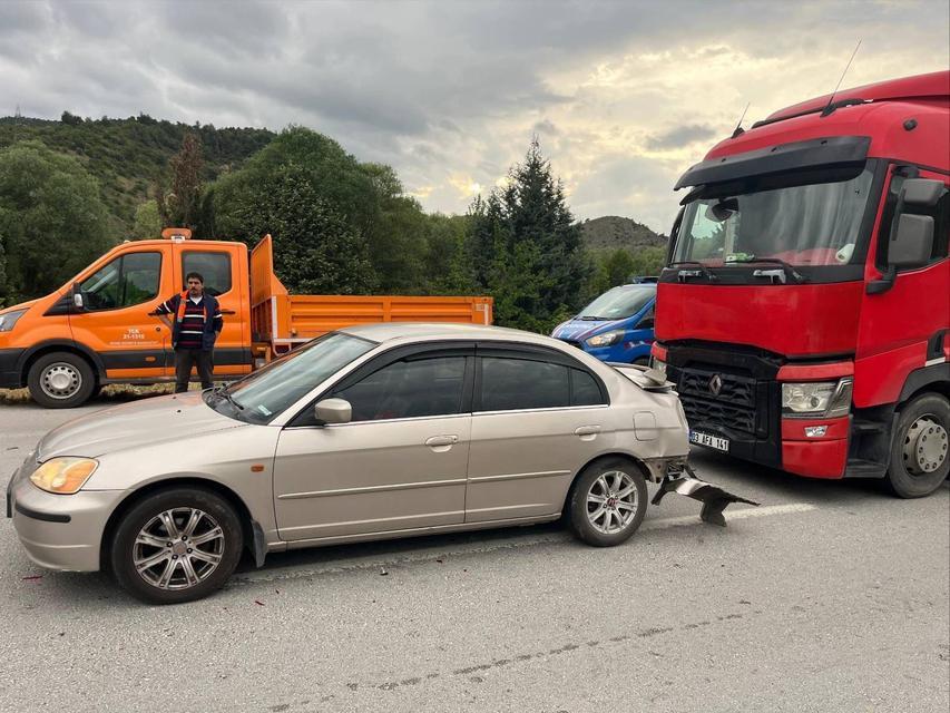 Tır otomobile arkadan çarptı, 2'i çocuk 3 kişi yaralandı