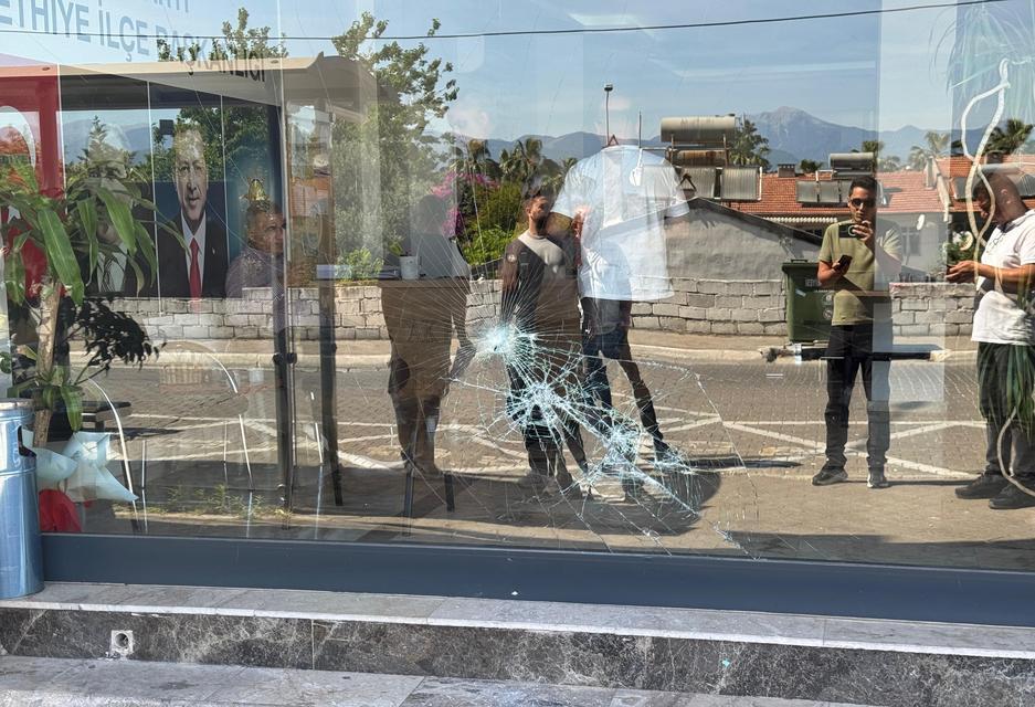 AK Parti İlçe Başkanlığı binasına taşlı saldırı