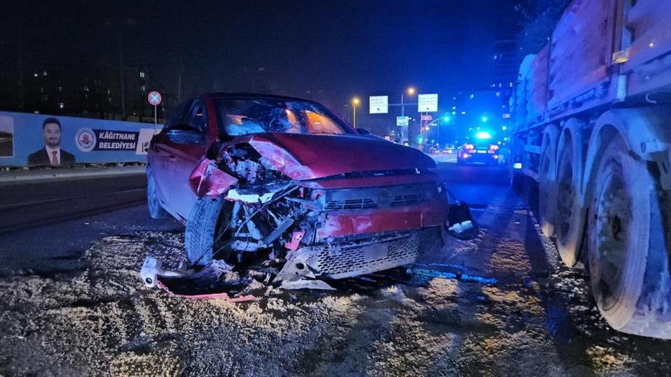 Makas atan sürücü, park halindeki tıra çarptı: 2 yaralı