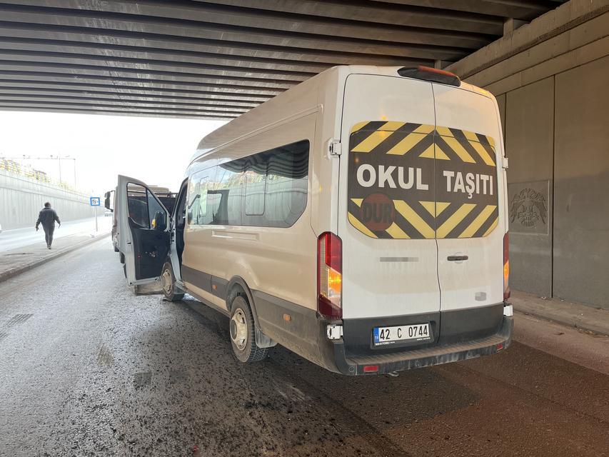Otomobil ile servis aracı çarpıştı: 5 yaralı