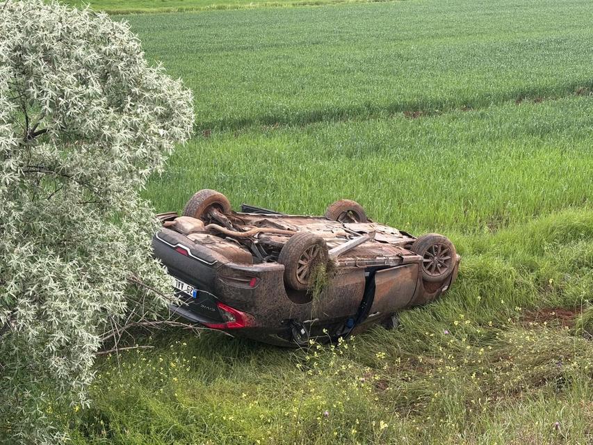 Şarampole devrilen otomobildeki 4 kişi yaralandı