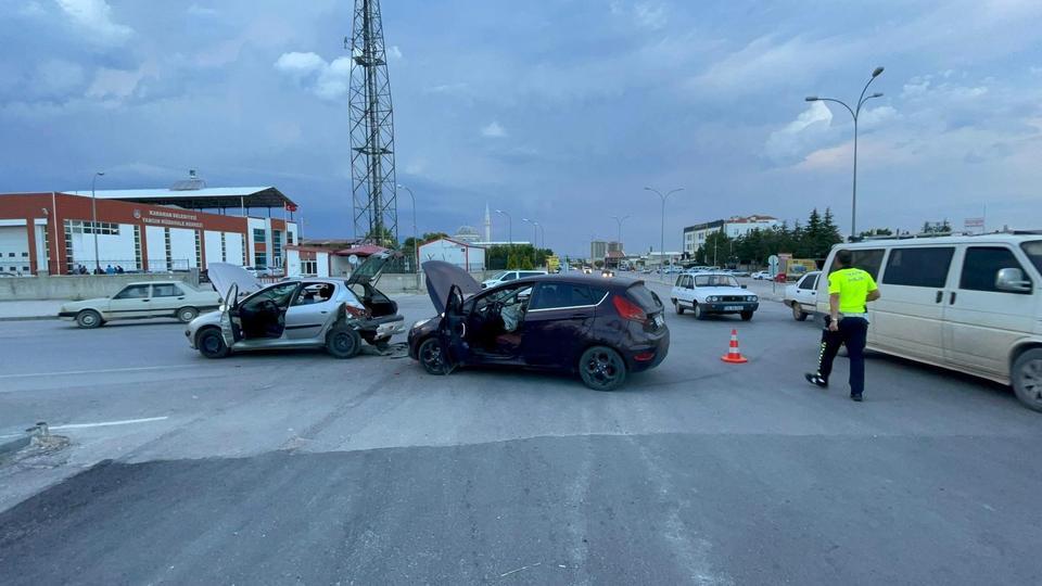 İki otomobil çarpıştı: 1 yaralı