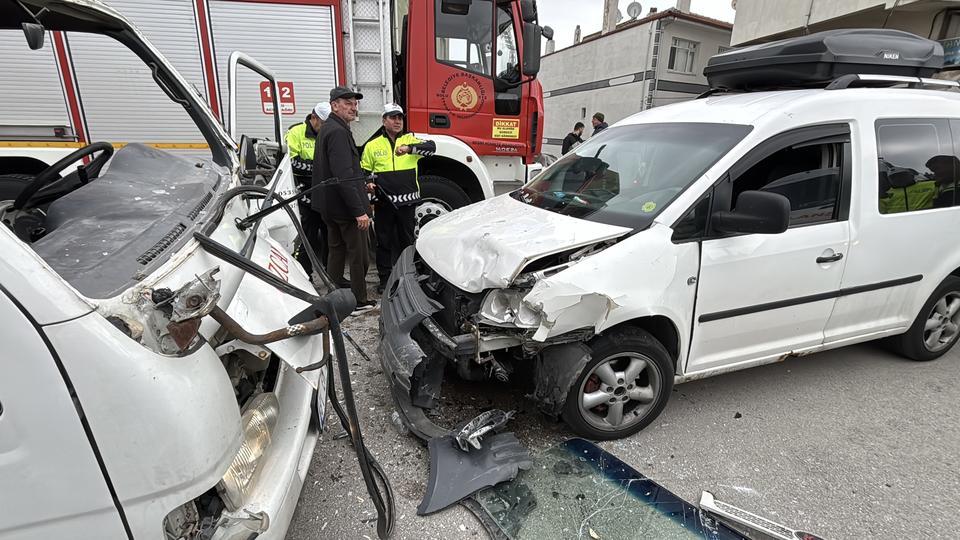 Kamyonet ile hafif ticari araç çarpıştı: 3  yaralı