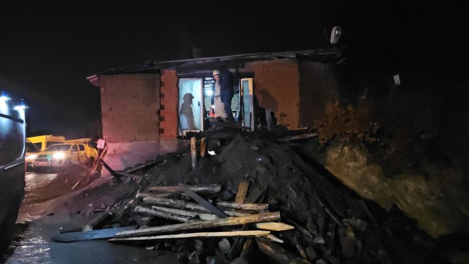 8 saatlik umutlu bekleyiş acıyla bitti: Madencinin çizmeleriyle vedası yürek burktu