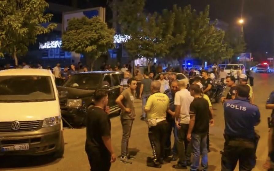 ‘Dur’ ihtarına uymadı, park halindeki 4 araca çarptı