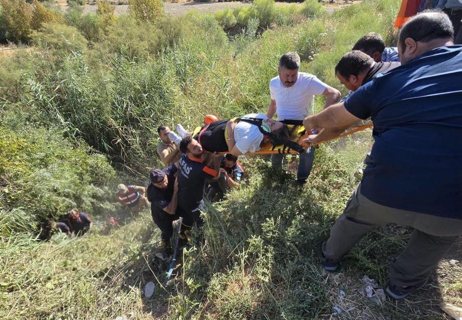 Öğretmenleri taşıyan otomobil dereye uçtu