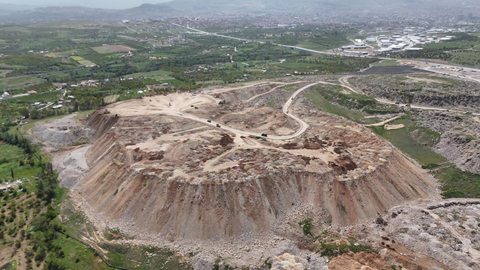 MALATYA'DA DEPREMİN İZLERİ DAĞ OLDU HAYALLERİN VE HATIRALARIN ALTINDA KALAN ENKAZ DAĞLARI GÖRENLERİ HÜZNE BOĞUYOR