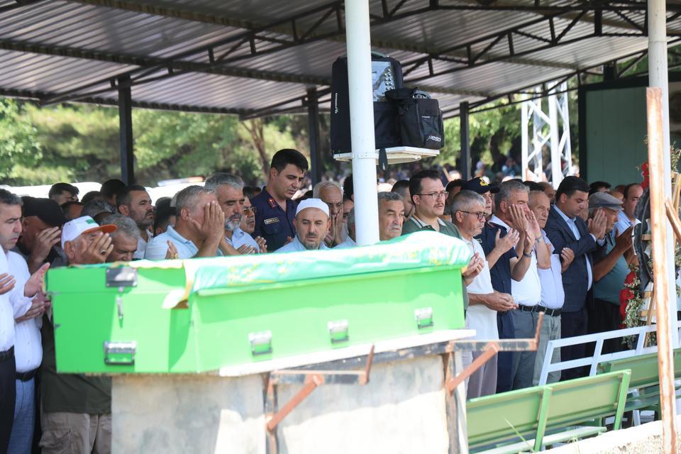 TRAKTÖR KAZASINDA HAYATINI KAYBEDEN MUHTAR DUALARLA SON YOLCULUĞUNA UĞURLANDI