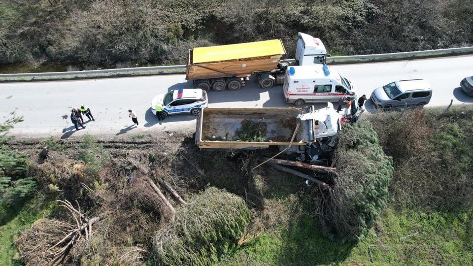 Hafriyat kamyonu çayırlık alana uçtu
