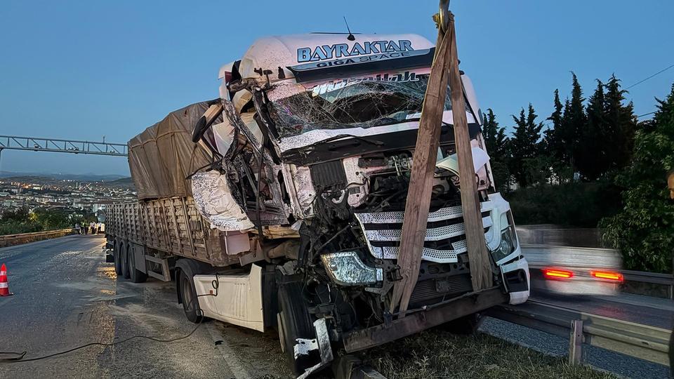 Tır başka tıra çarptı, İzmir yolu trafiğe kapandı