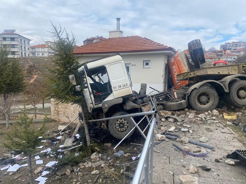 FRENİ PATLAYAN TIR KAMU BİNASINA ÇARPTI: 2 YARALI