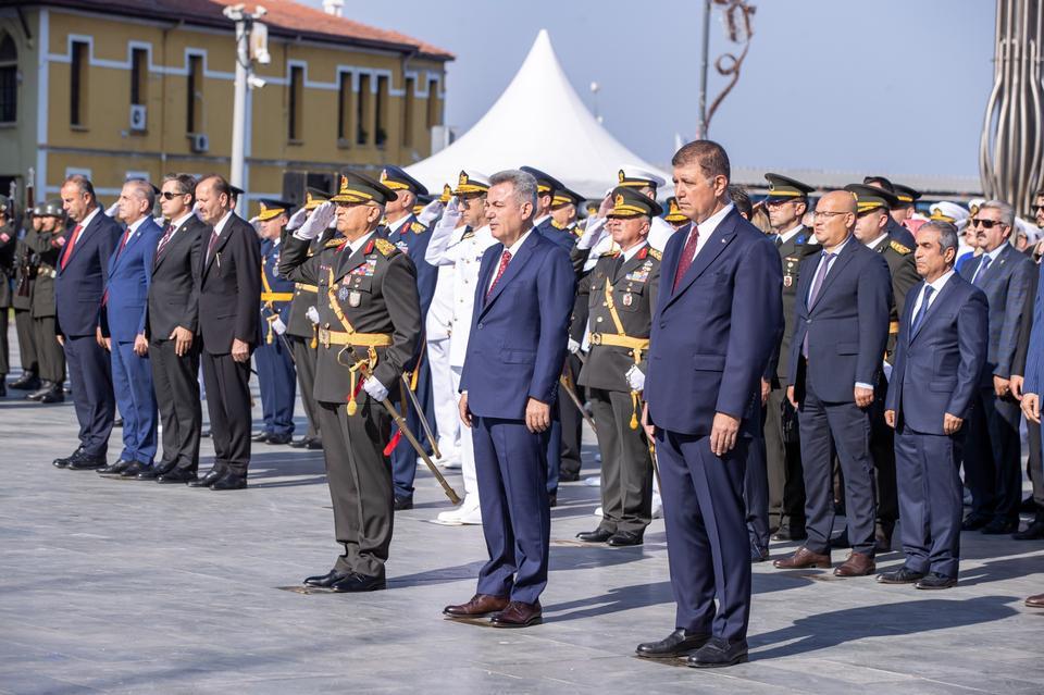 İzmir'de 30 Ağustos Zafer Bayramı coşkuyla kutlandı
