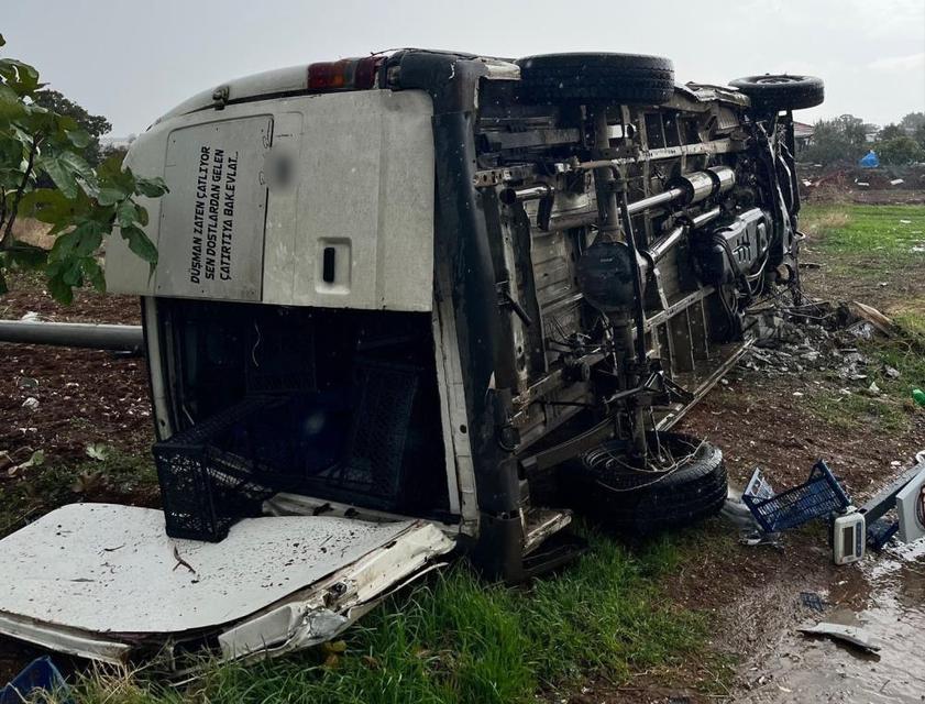 Kamyonet devrildi: 1 ölü, 1 yaralı