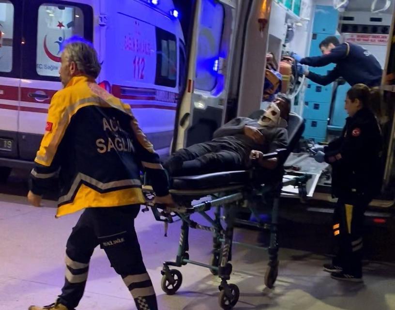 KONTROLDEN ÇIKAN OTOMOBİL ŞARAMPOLE YUVARLANDI: 2 YARALI
