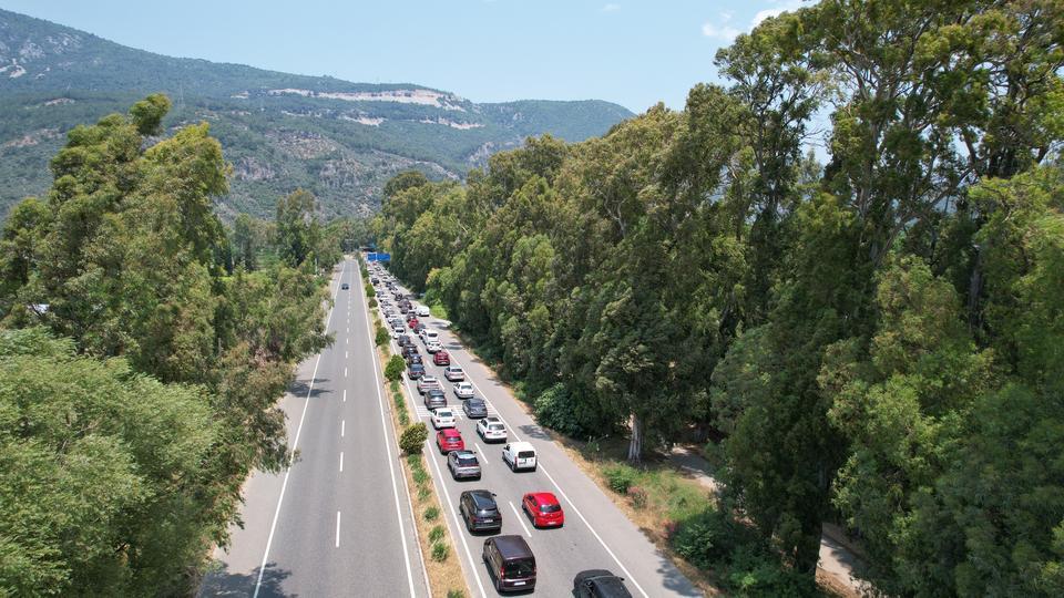 Marmaris - Gökova yolunda 7 kilometrelik araç kuyruğu